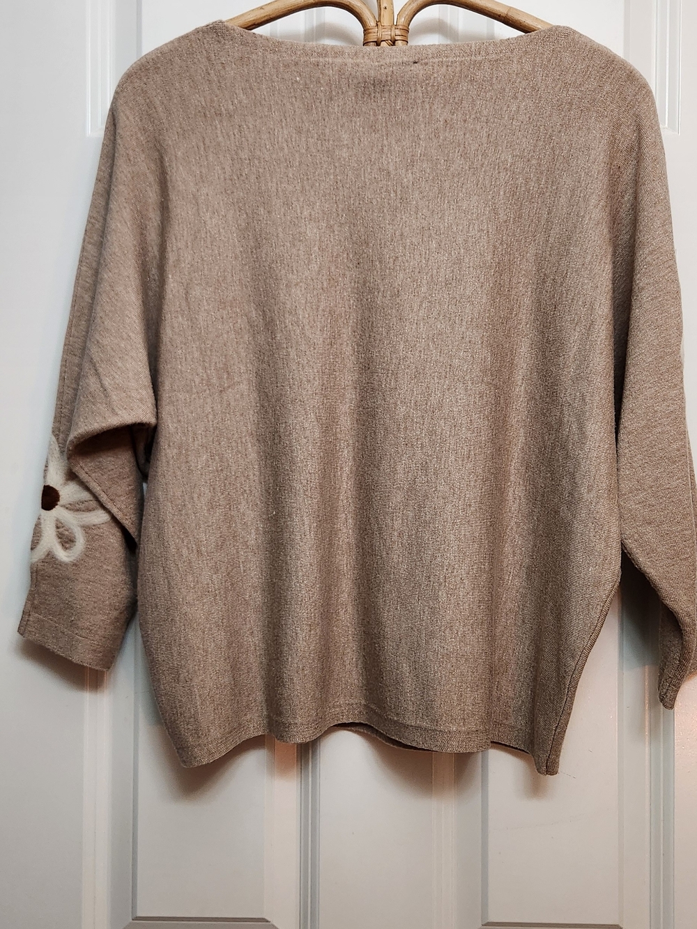 Aaeda Brand, Beige Floral Appliqué Women's Sweater. L - Picture 6 of 10